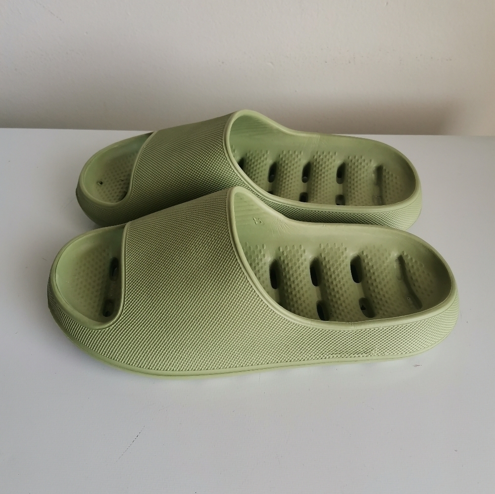 NWOT SANDALS SLIDE - Picture 3 of 4